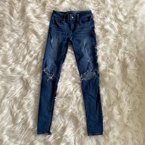 Women’s size 0 American Eagle denim jeans. Great quality. Still good condition.